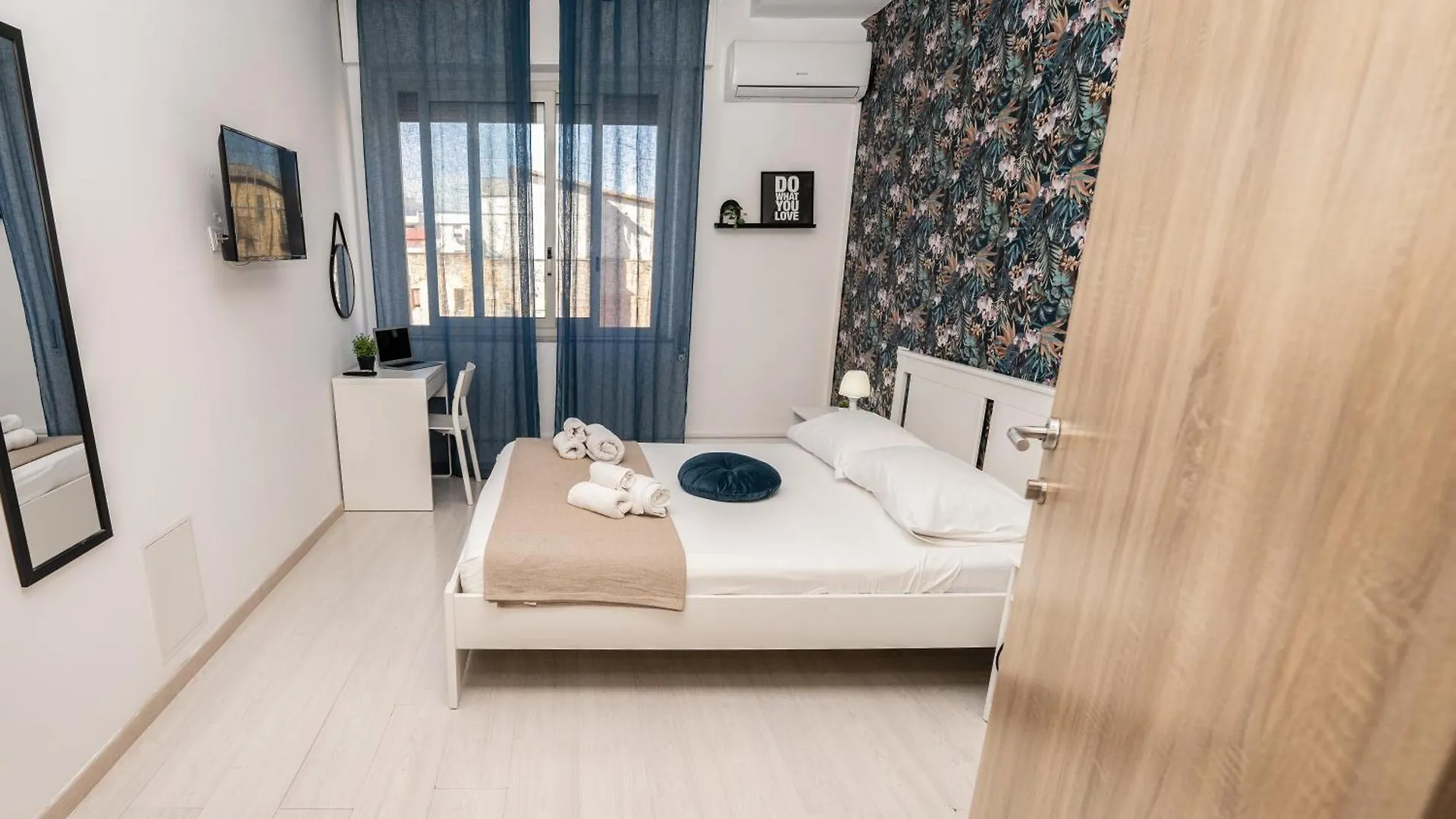 Central Room 128L Palermo 0*,  Italy