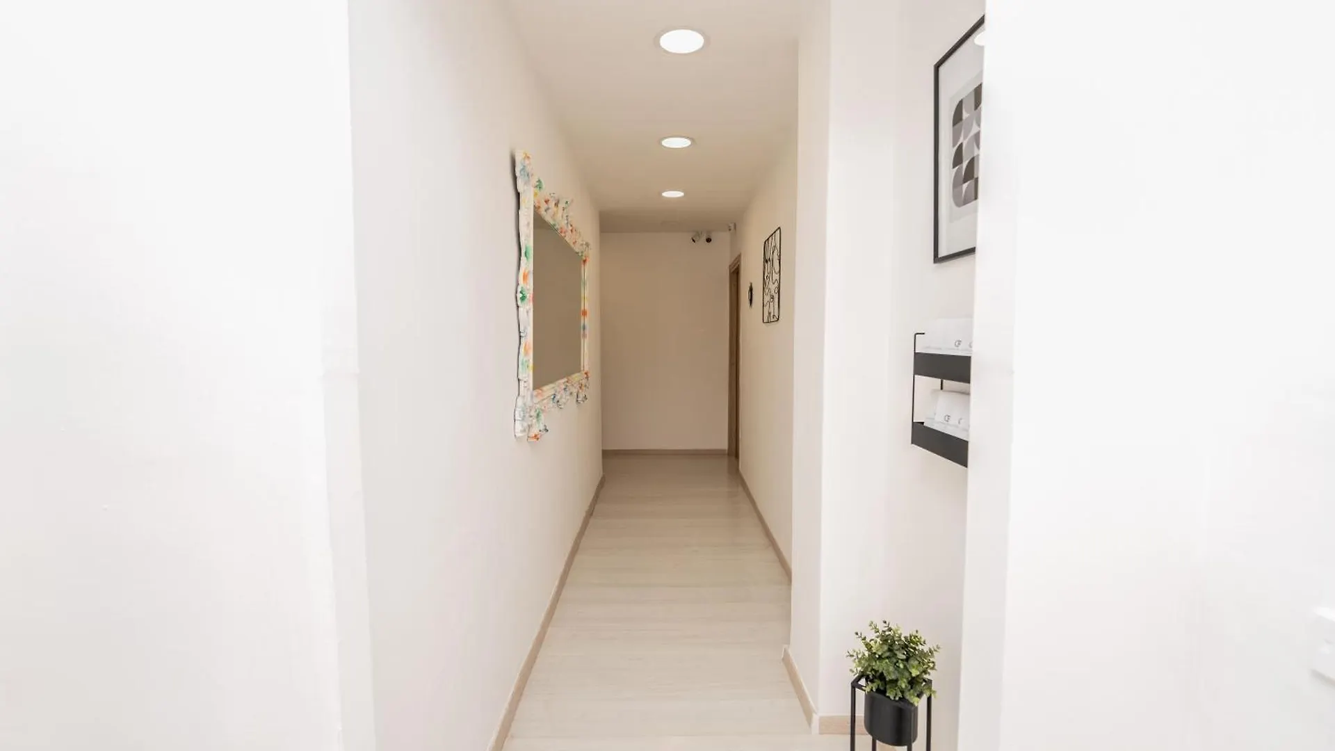 Central Room 128L Palermo 0*,