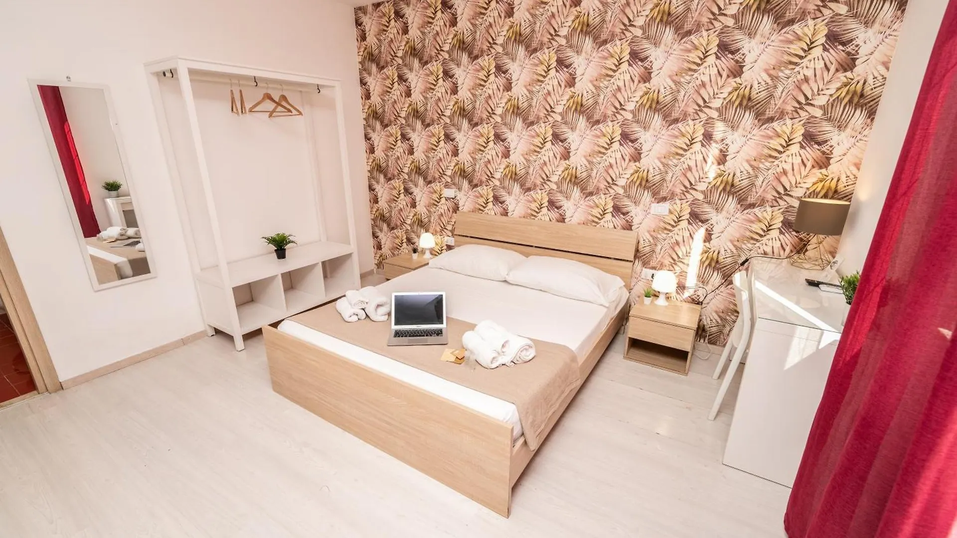 Central Room 128L Palermo