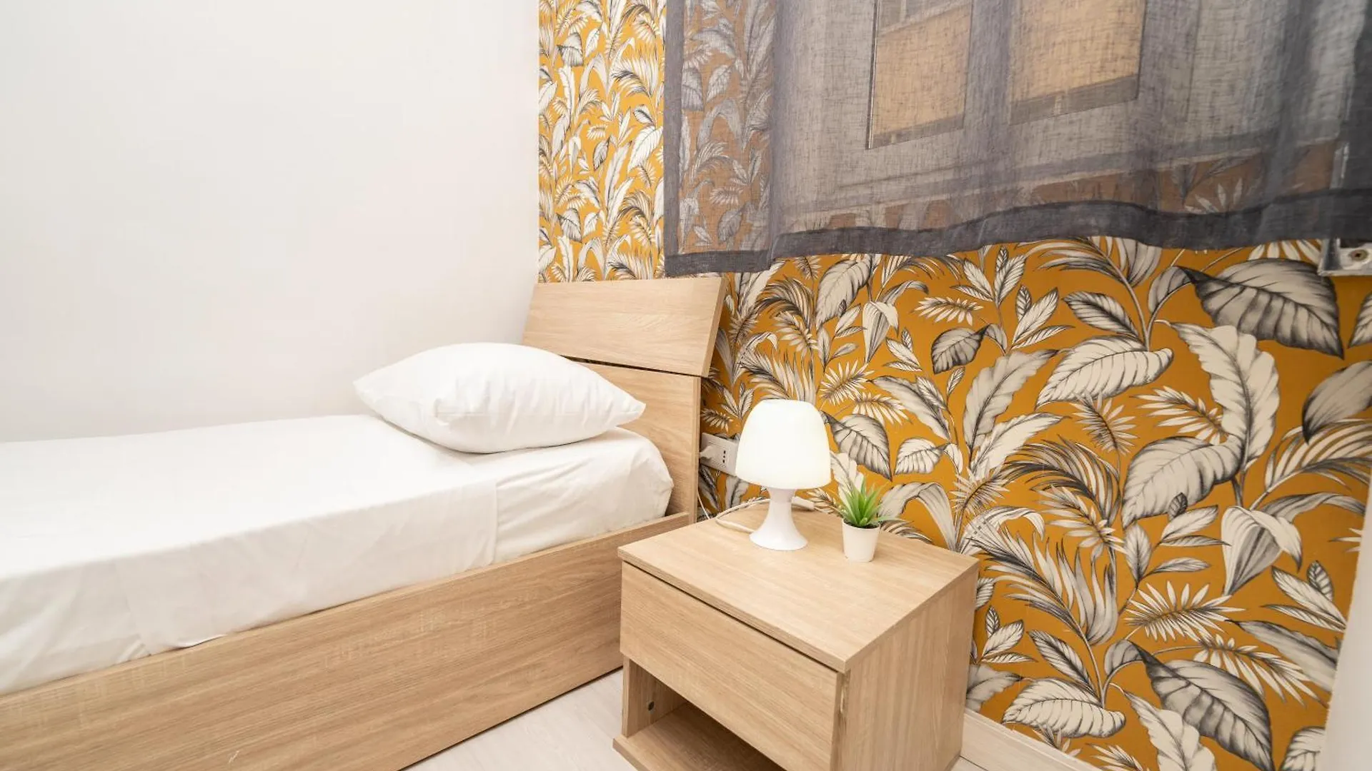 Central Room 128L Palermo 0*,  Italy