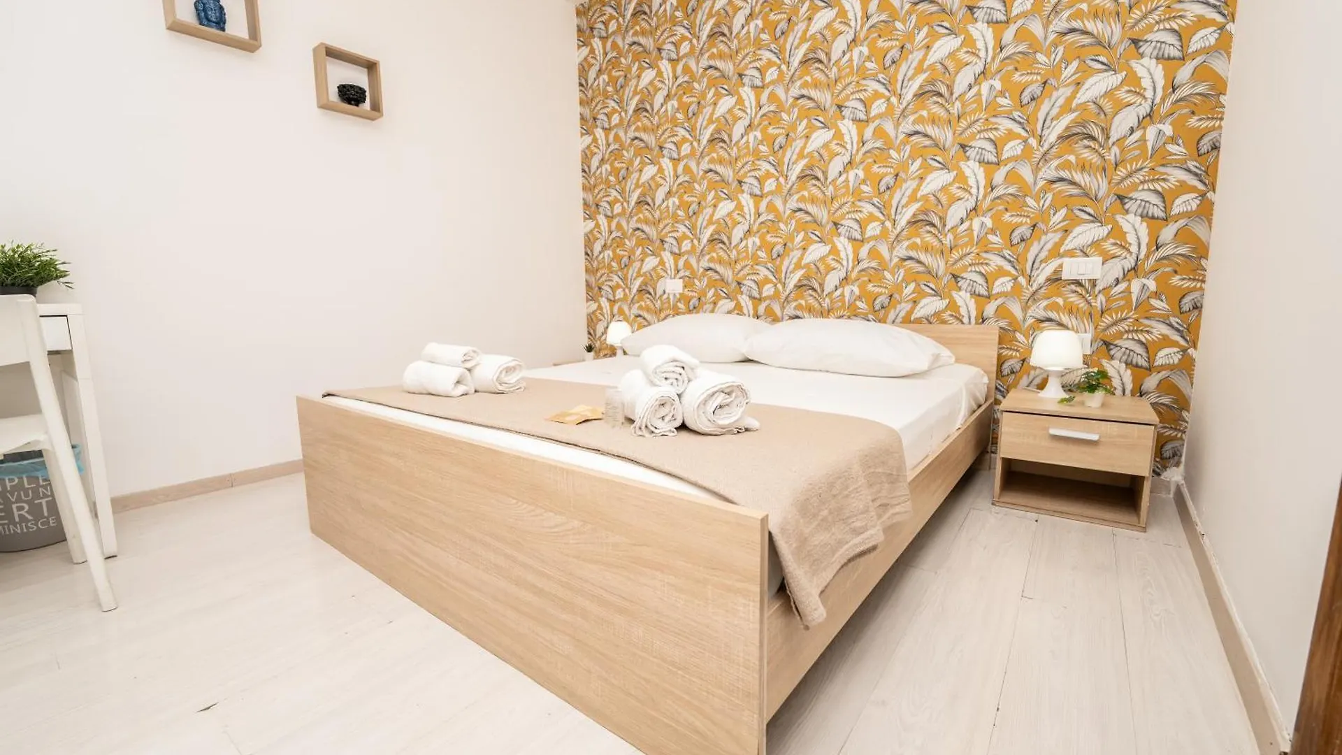 Central Room 128L Palermo