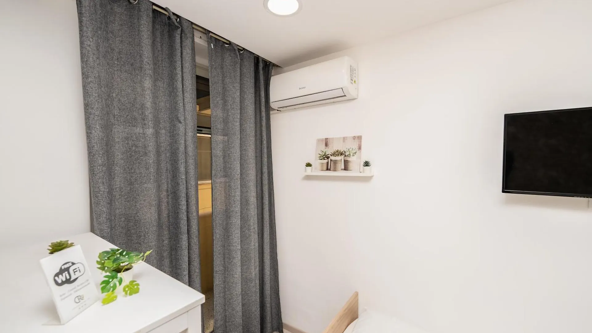 Central Room 128L Palermo 0*,  Italy