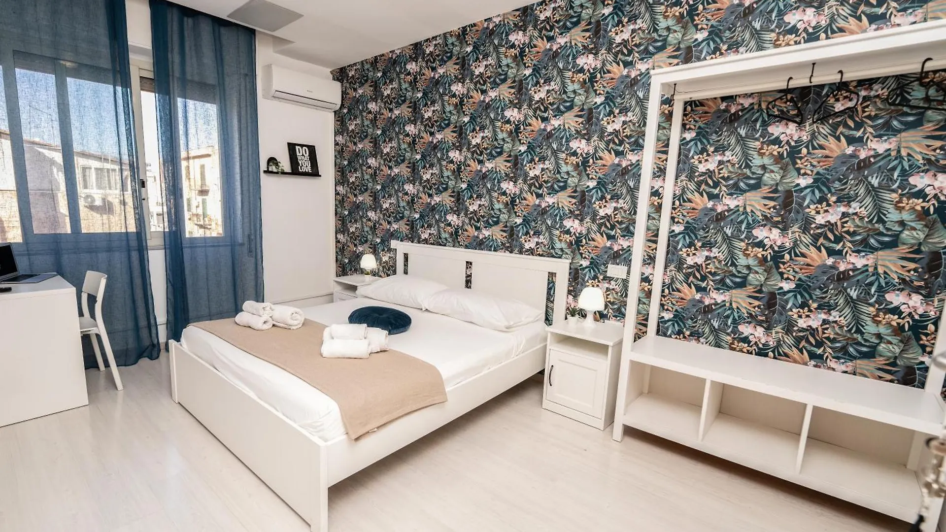 Central Room 128L Palermo Guest house