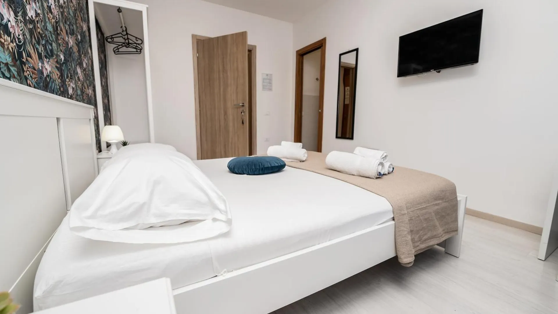 Central Room 128L Palermo