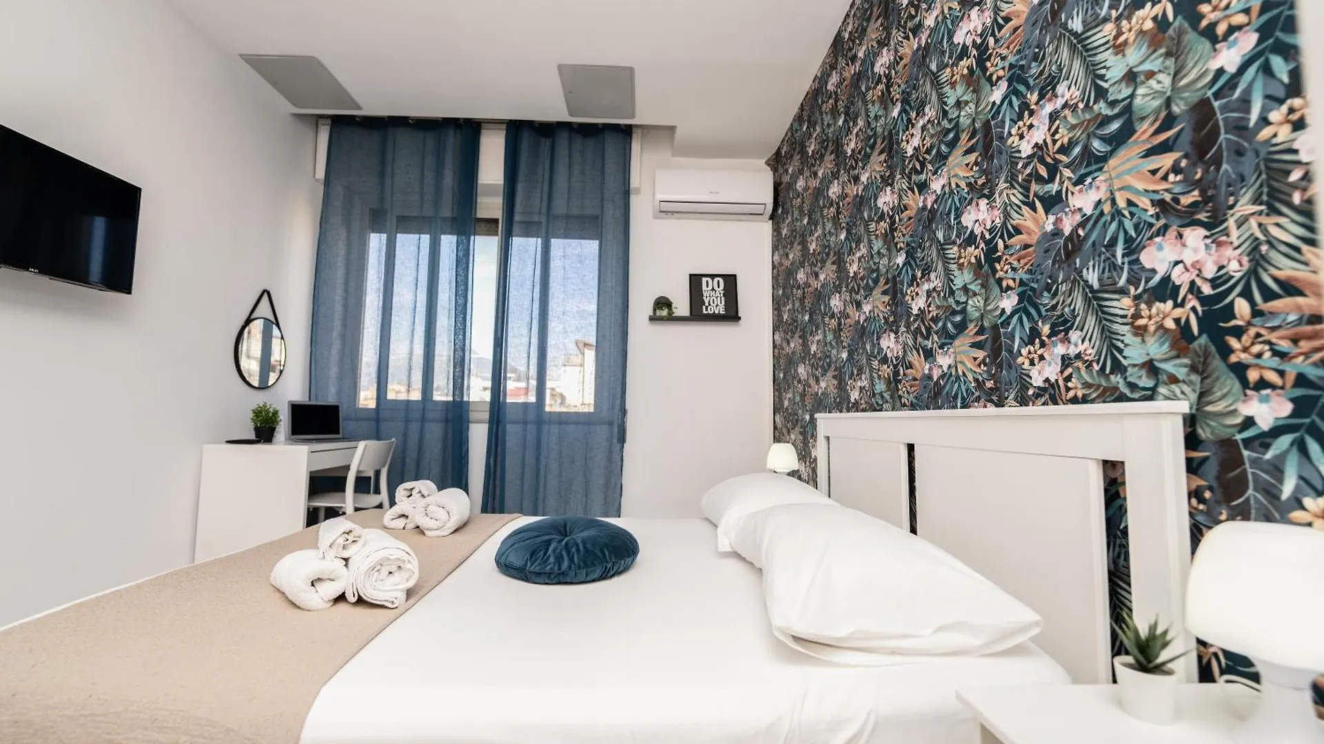 Central Room 128L Palermo