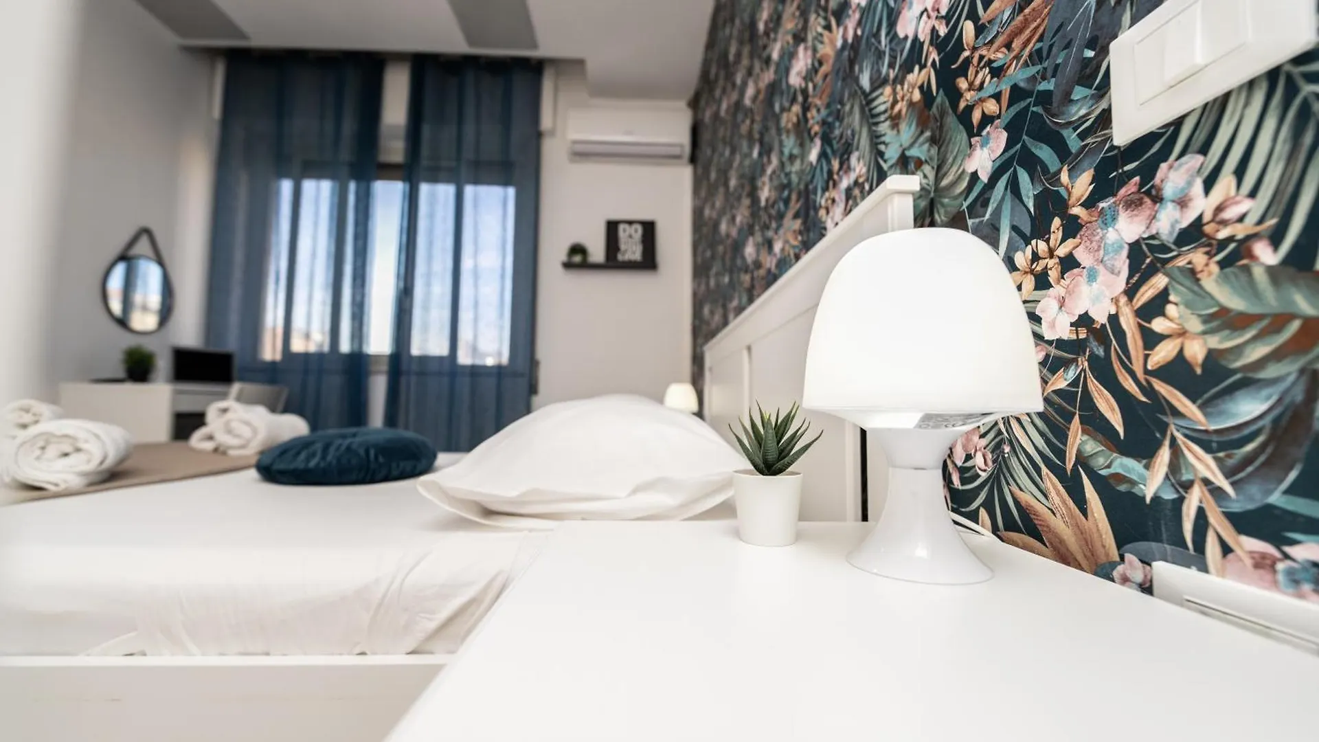 Central Room 128L Palermo 0*,