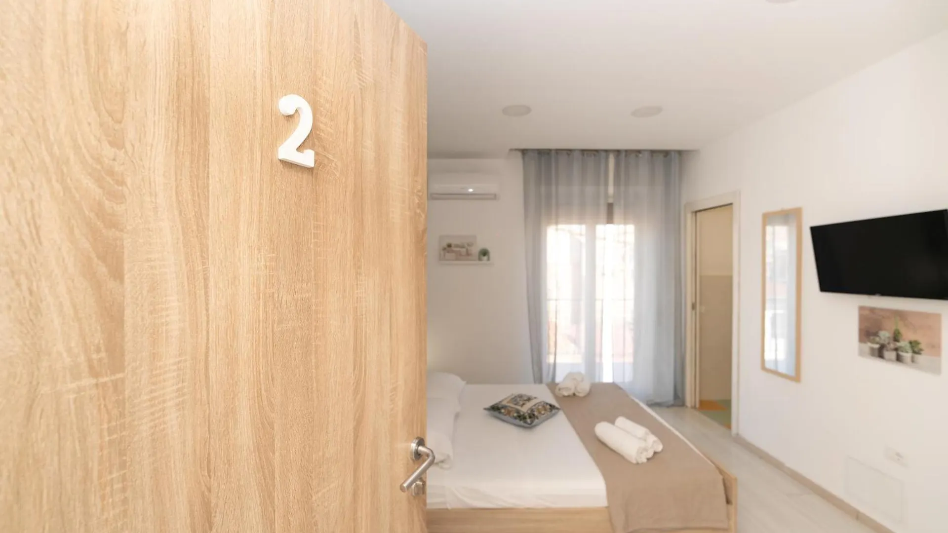 Central Room 128L Palermo 0*,