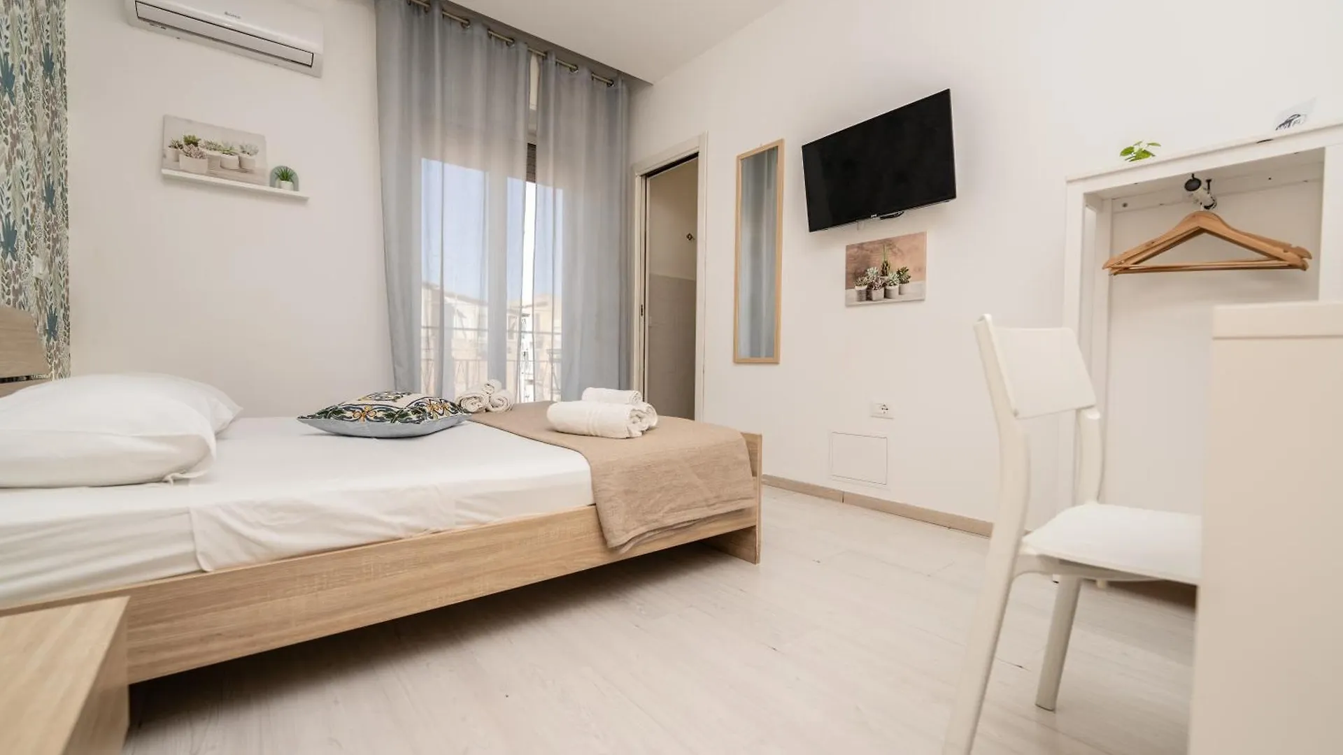 Central Room 128L Palermo